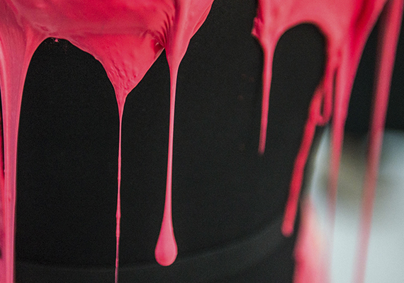 <b>(En proceso)</b><br> Es un  proyecto de  colaboración artística  entre  Marta  Jiménez  Salcedo <i>(Huesca,  España)</i>  y  Laura  Martínez  M <i>(México,  D.F.)</i> el  cual  parte  del  interés  común por explorar los limites conceptuales, constructivos y expresivos del vestuario escénico.<br>Las  artistas  expusieron en el Festival  Periferias  17.0  Estados  Alterados, el  proceso de investigación que han desarrollado; donde un material maleable concreto en incesante mutación es el  responsable de  formalizar  los  procesos  cambiantes de la  psique  humana.  Diseños  y tejidos irrepetibles surgen y desaparecen a merced de la gravedad y del movimiento corporal, definiendo el tiempo de manera imprevisible.